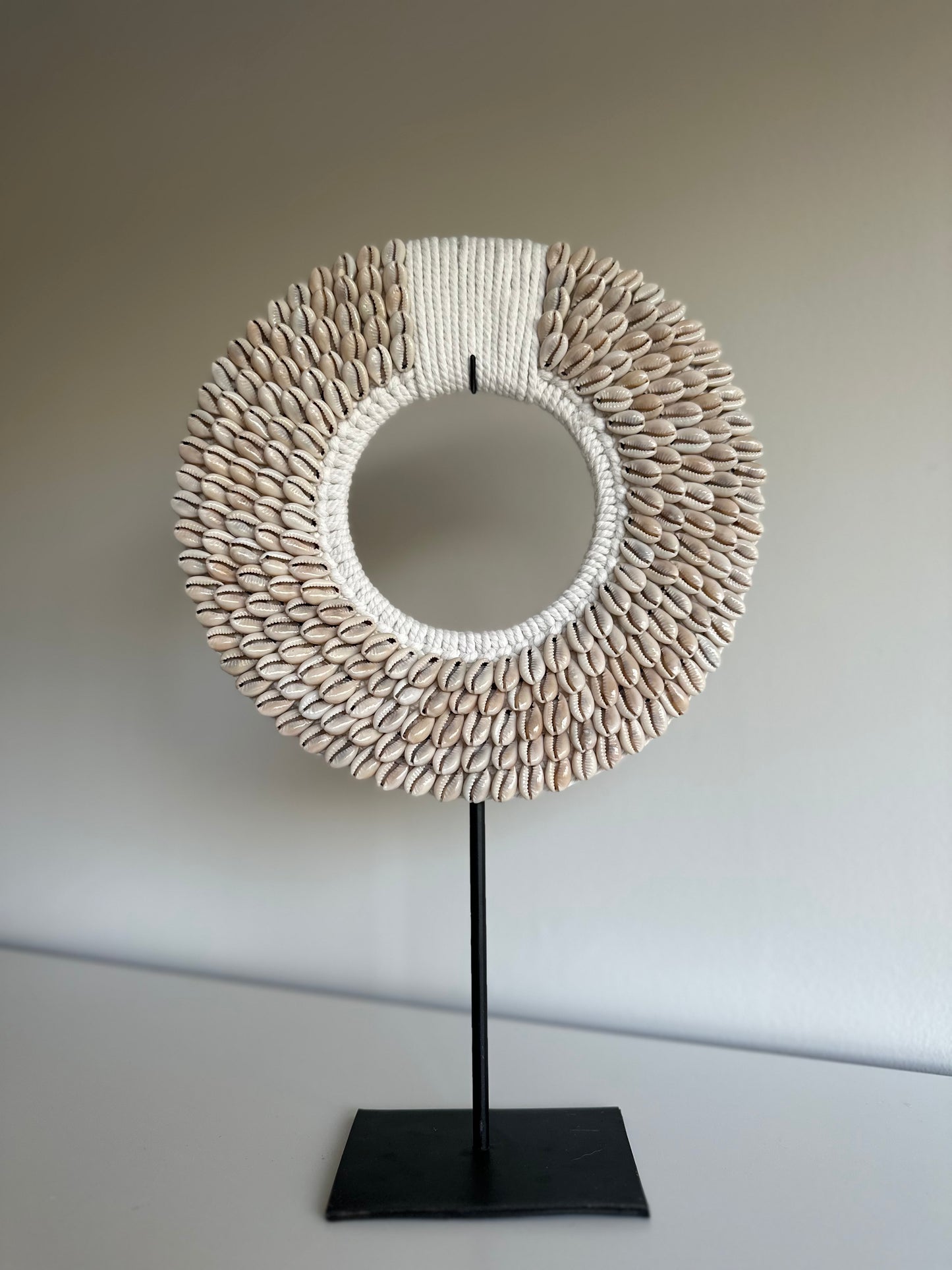 Schelpen ornament op standaard Kauri