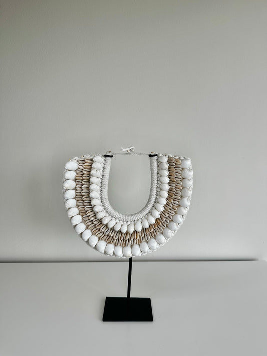 Schelpenhalsketting op standaard Floor